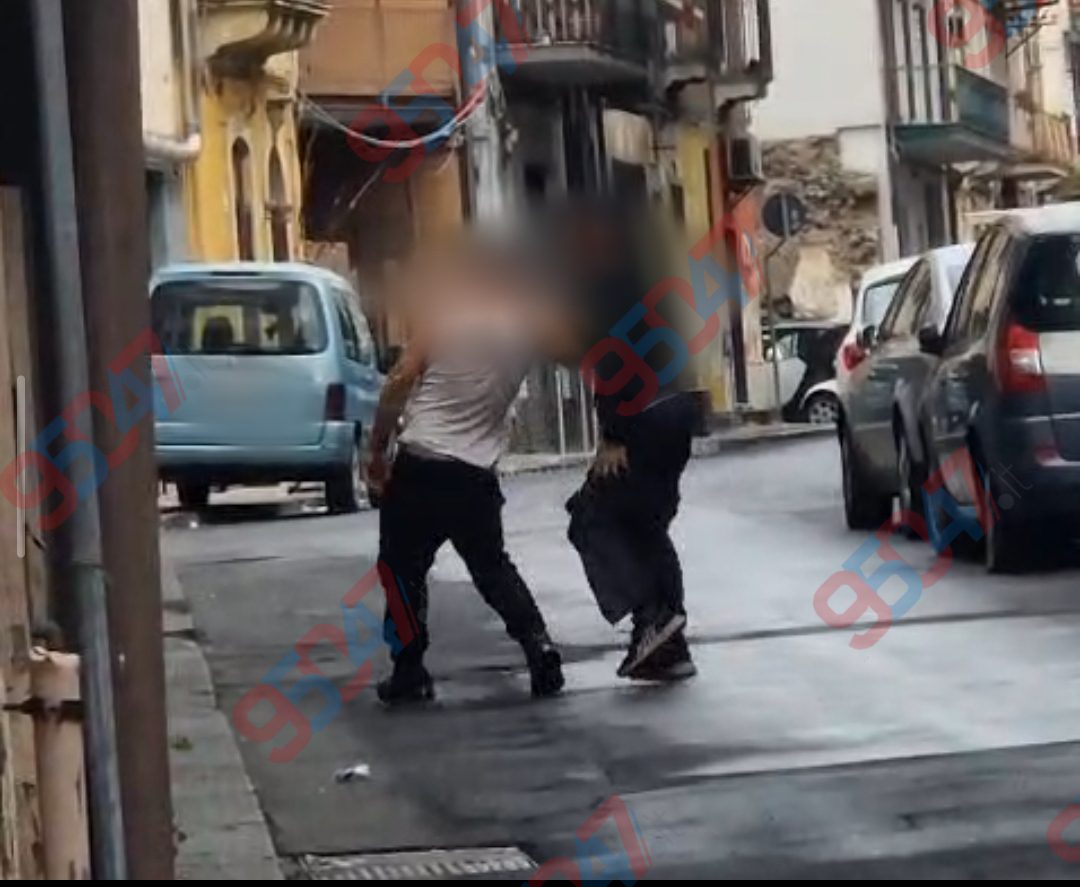 Paternò, due uomini ubriachi barcollano in via Libertà: uno finisce a terra più volte