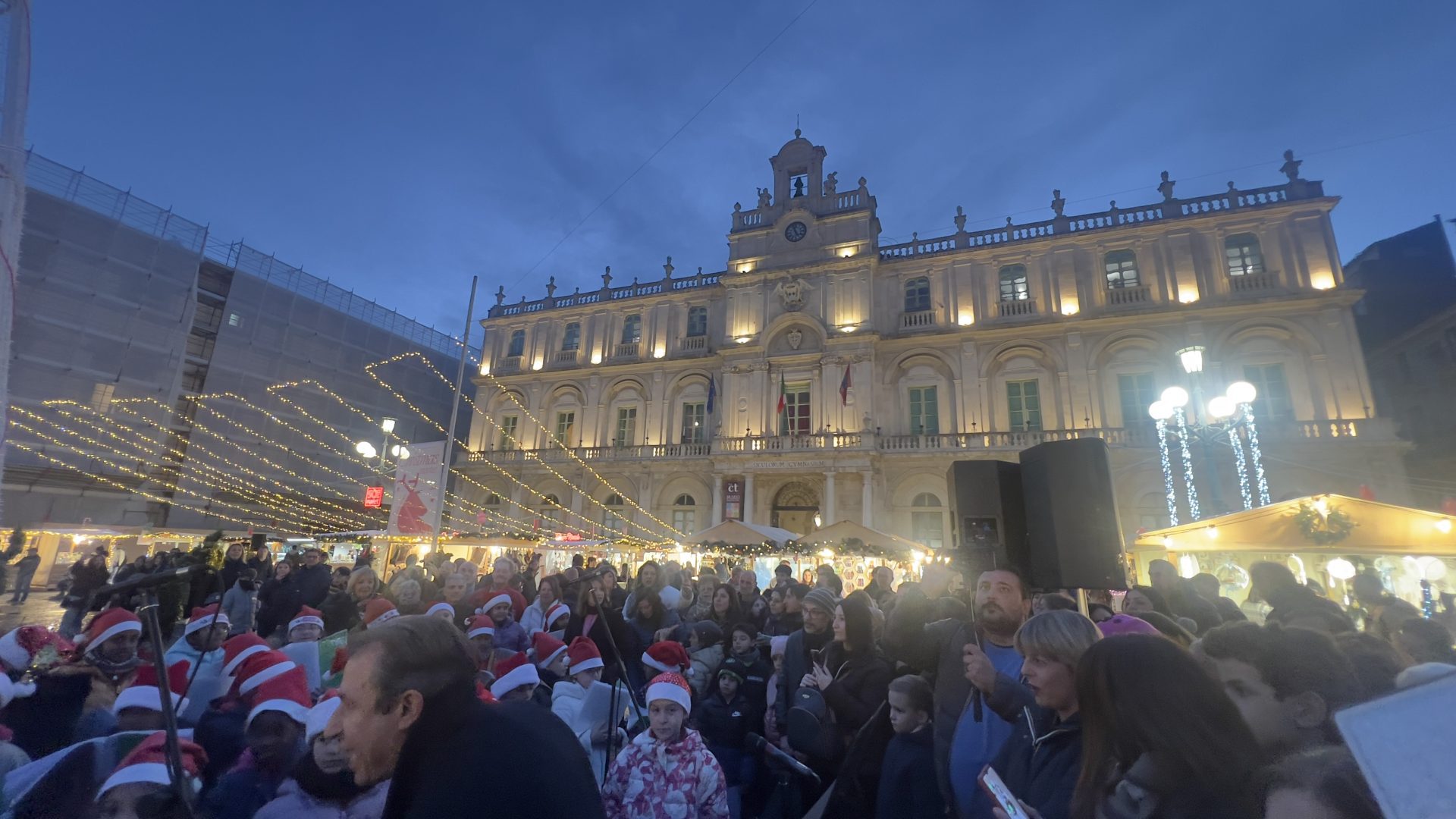Ventidue metri di magia: acceso l’albero di Natale in piazza Università a Catania