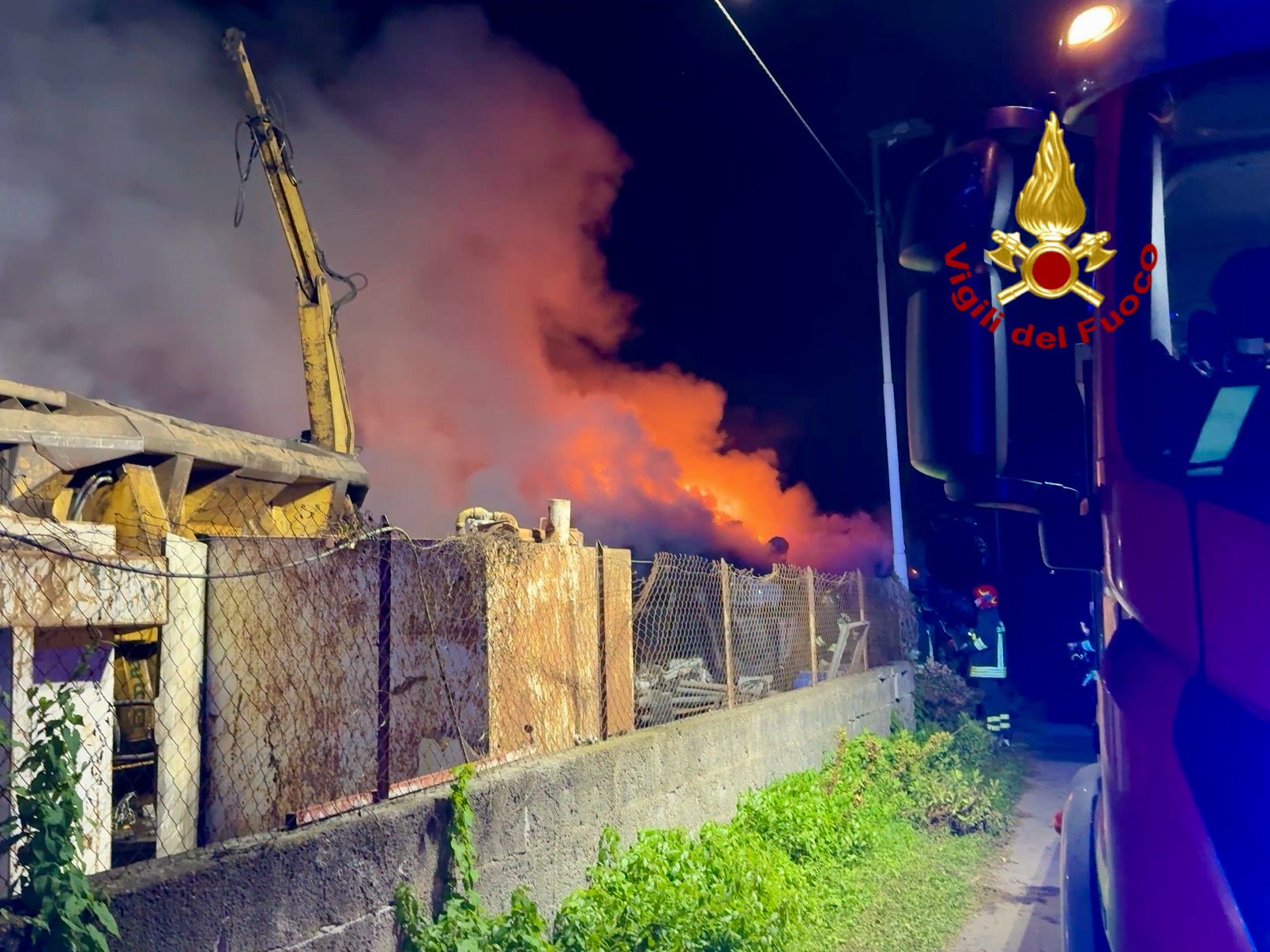 Vaccarizzo, fiamme in un’azienda di ferrosi: maxi-operazione dei Vigili del Fuoco ieri sera