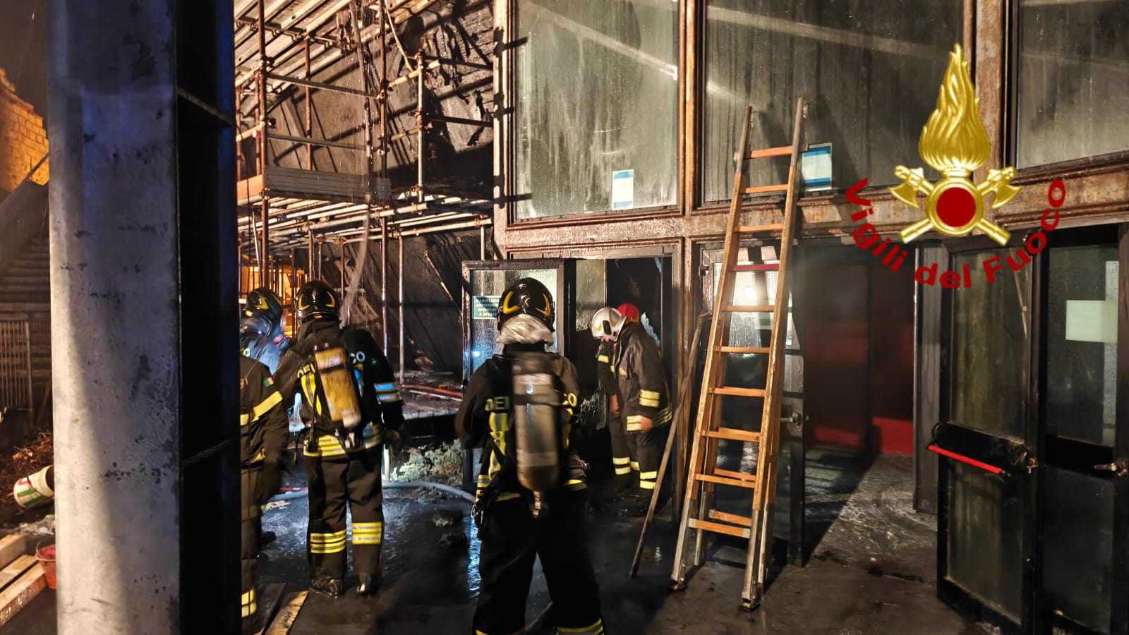 ULTIM’ORA – Incendio alle Ciminiere di Catania: Vigili del Fuoco in azione nel teatro del complesso fieristico