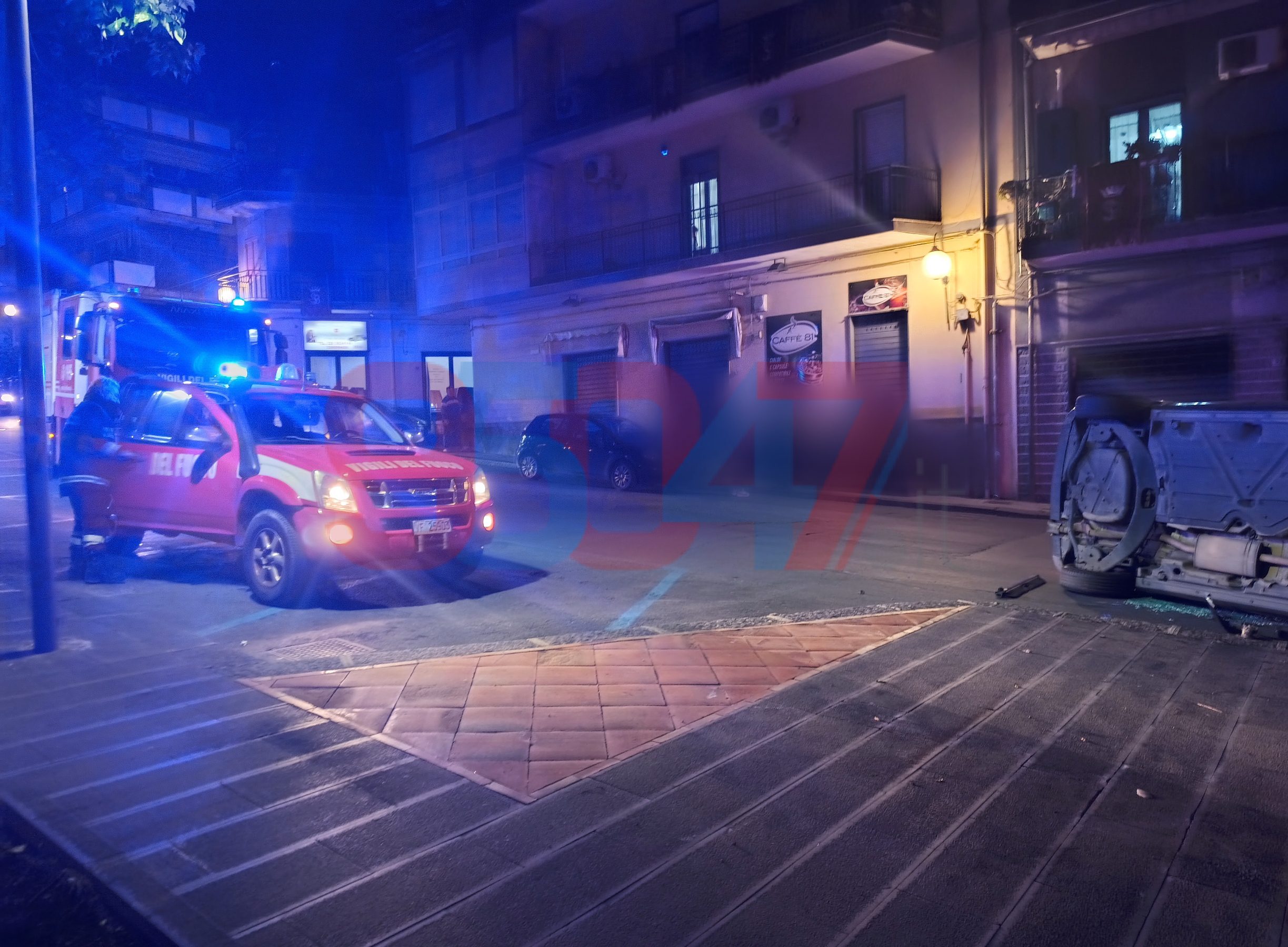 Paternò, auto si ribalta in via Santa Lucia: conducente ferito e strada chiusa