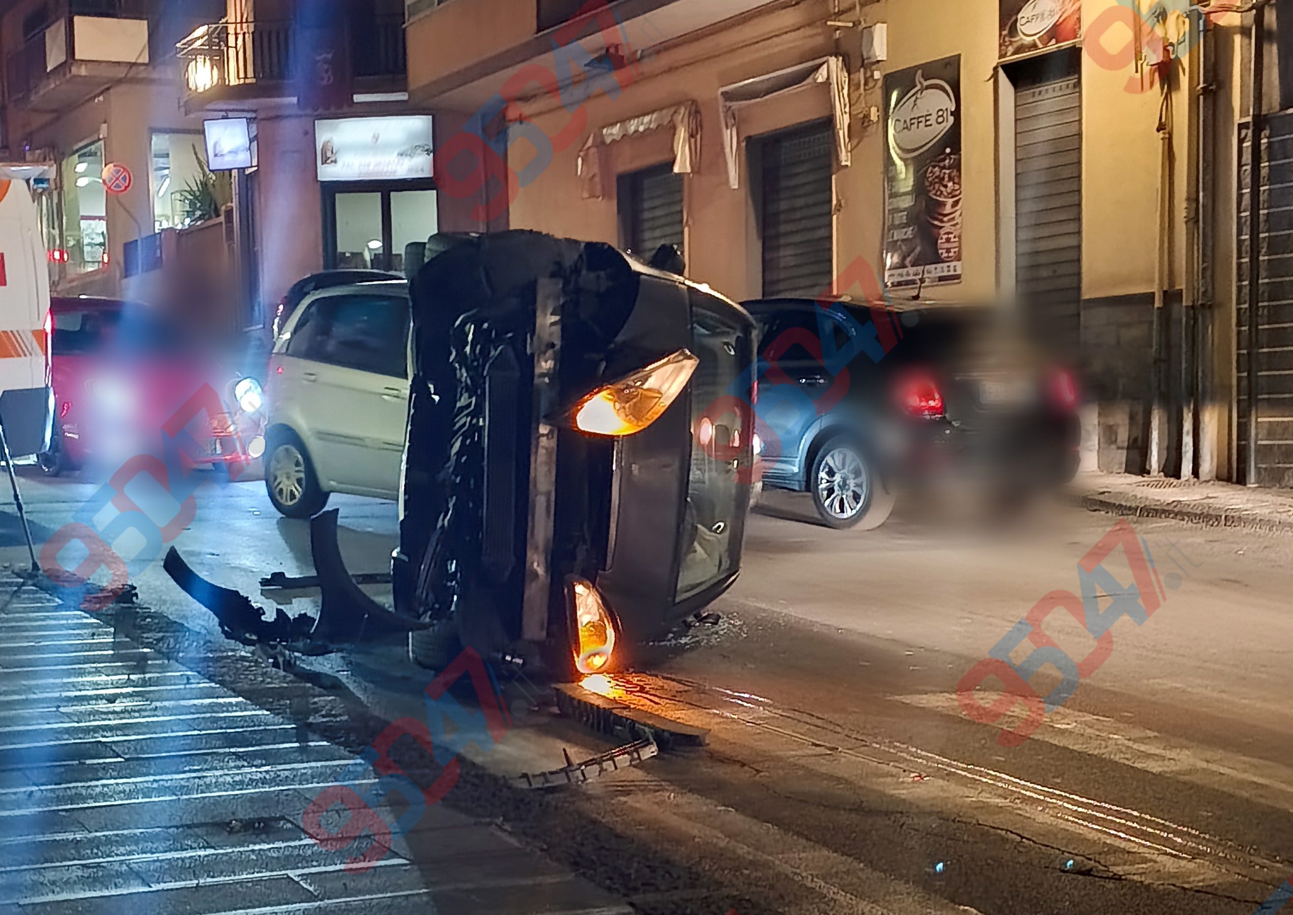 Paternò, auto si ribalta in via Santa Lucia: conducente ferito e strada chiusa