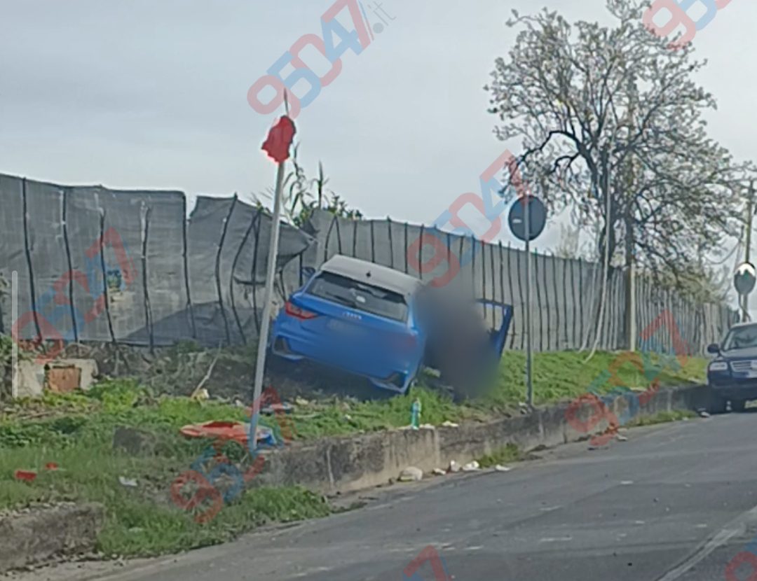 Paternò, auto in fiamme in via Scala Vecchia: pochi minuti dopo incidente sulla SP134 di Motta Sant’Anastasia