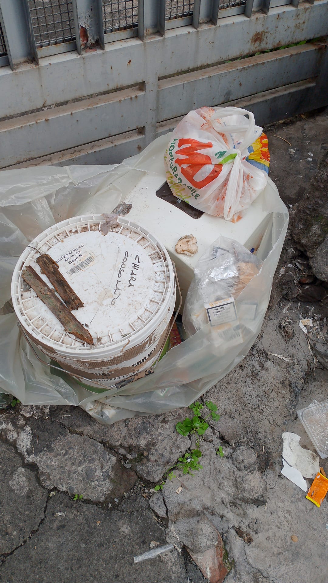 Paternò, via Santa Anna trasformata in una mini discarica: protestano i residenti