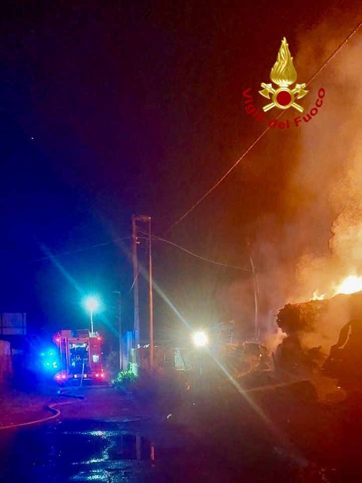Vaccarizzo, fiamme in un’azienda di ferrosi: maxi-operazione dei Vigili del Fuoco ieri sera