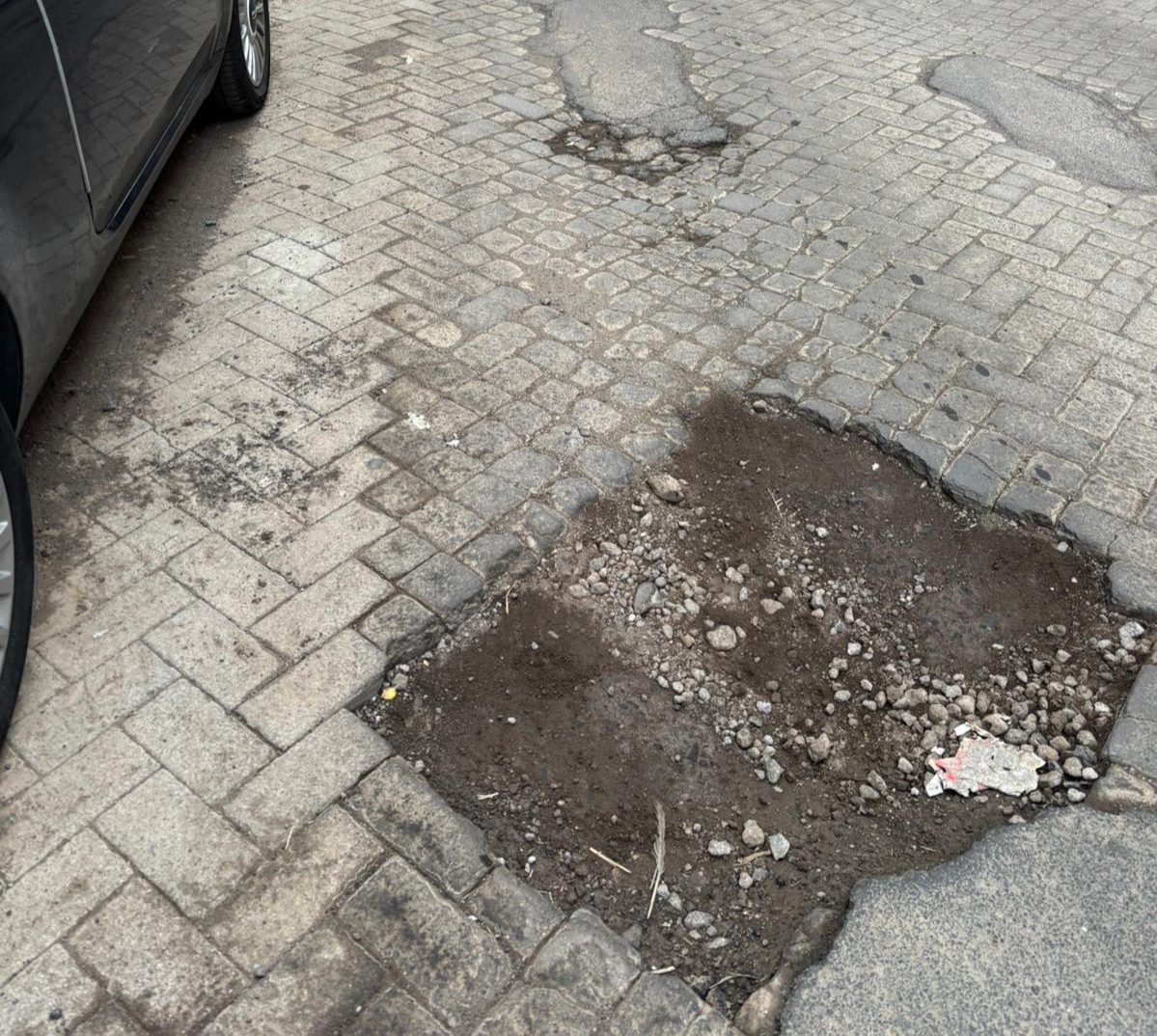 Paternò, segnalazione urgente: crepe e buche profonde in via Lepanto