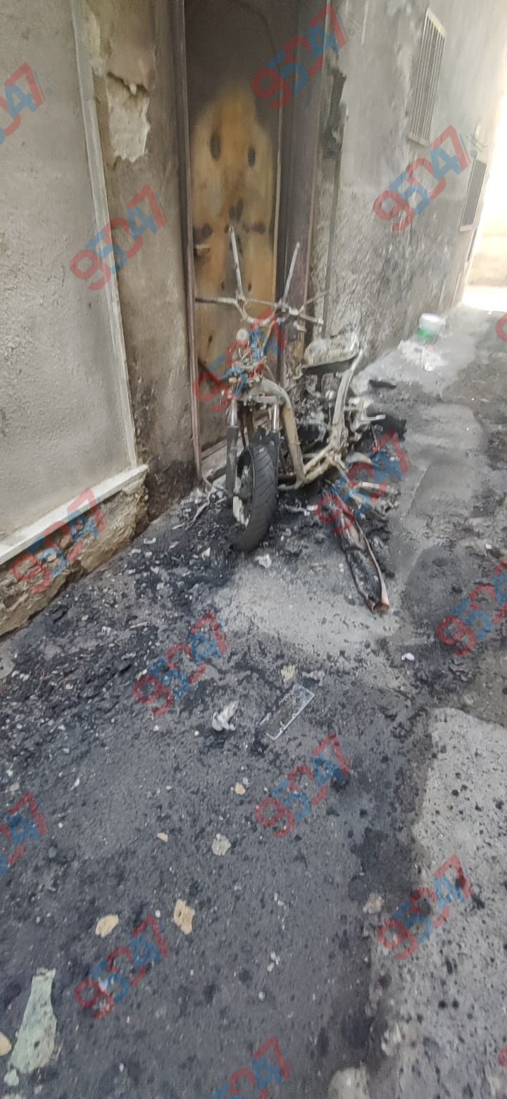 Notte di paura a Paternò: rogo devasta scooter in una traversa del centro storico, danneggiato anche un portone