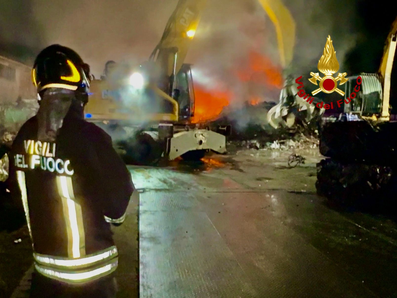 Vaccarizzo, fiamme in un’azienda di ferrosi: maxi-operazione dei Vigili del Fuoco ieri sera
