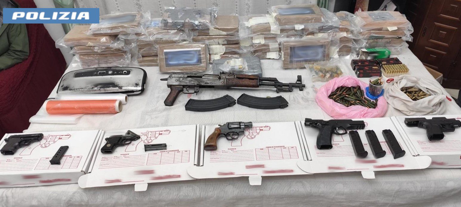 Catania, casa-bunker al Pigno: scoperti Ak-47, pistole e 35 kg di cocaina. Arrestato 48enne