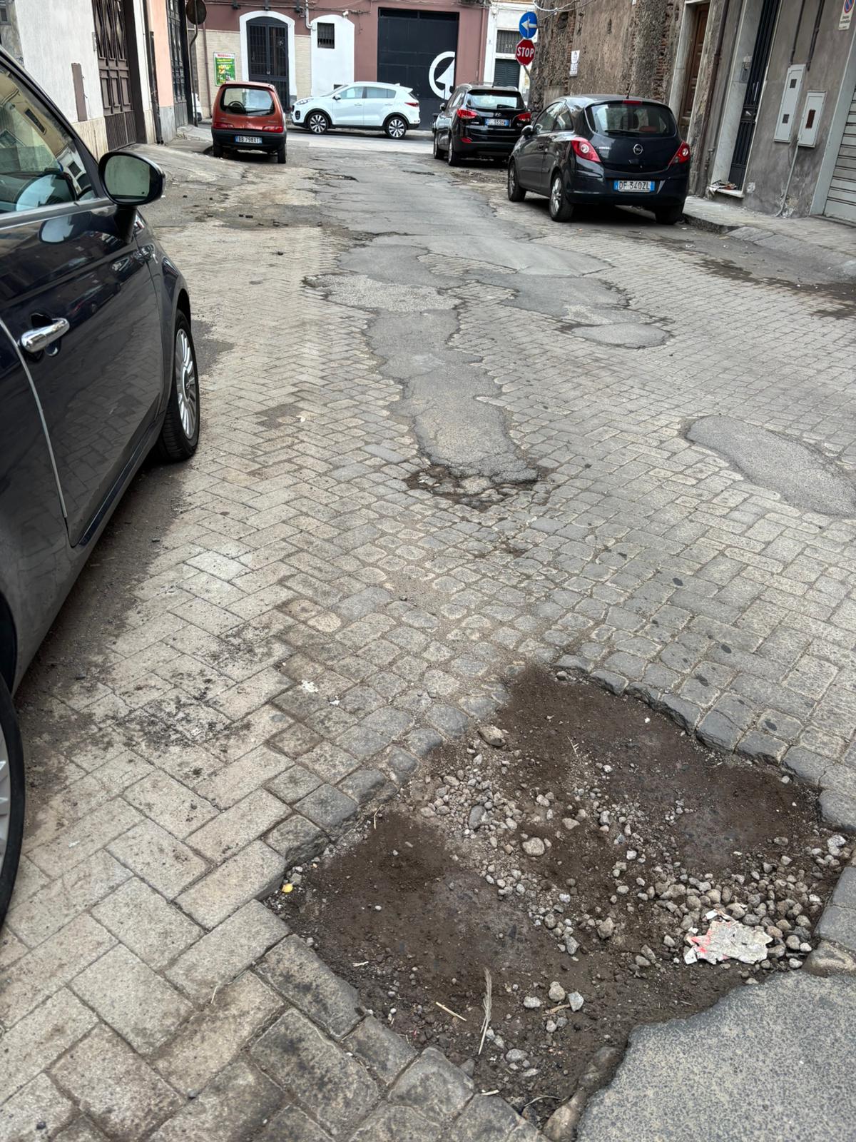 Paternò, segnalazione urgente: crepe e buche profonde in via Lepanto