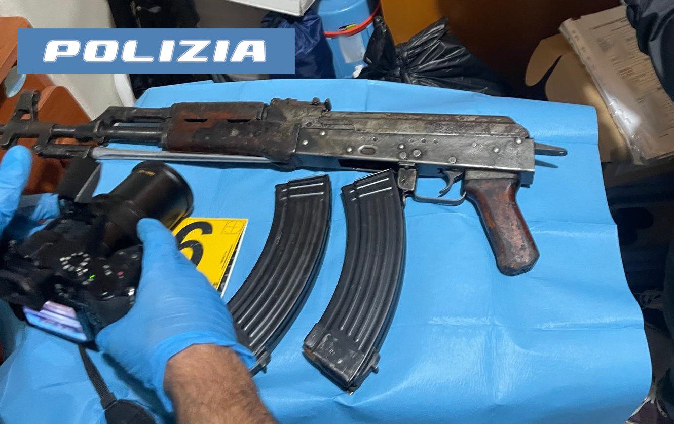 Catania, casa-bunker al Pigno: scoperti Ak-47, pistole e 35 kg di cocaina. Arrestato 48enne