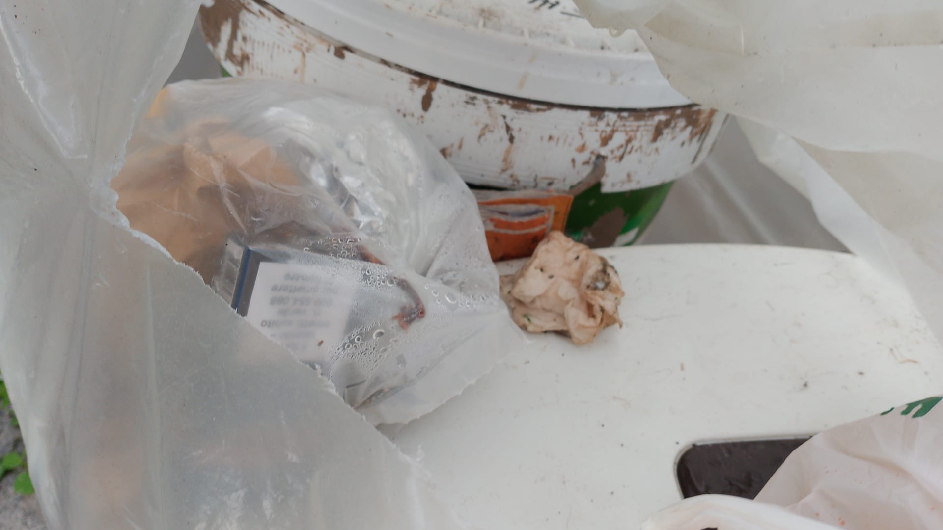 Paternò, via Santa Anna trasformata in una mini discarica: protestano i residenti