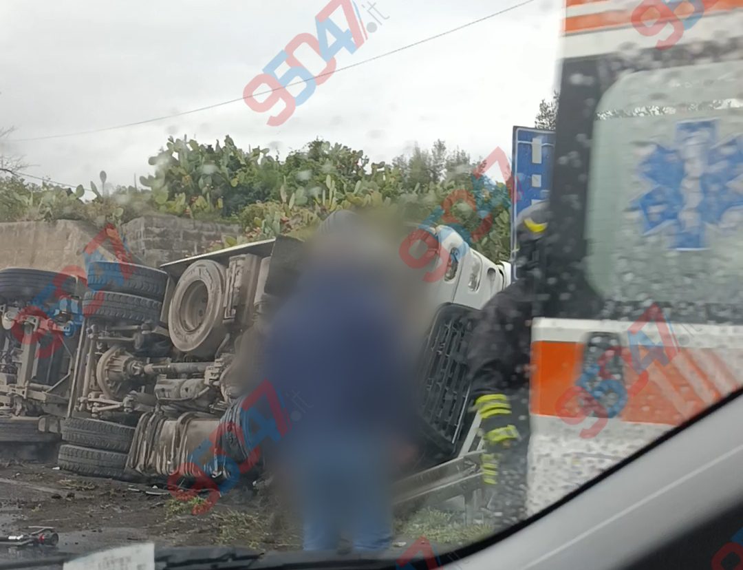 Grave incidente sulla SS 284 a Scalilli, camion si ribalta: elisoccorso sul posto