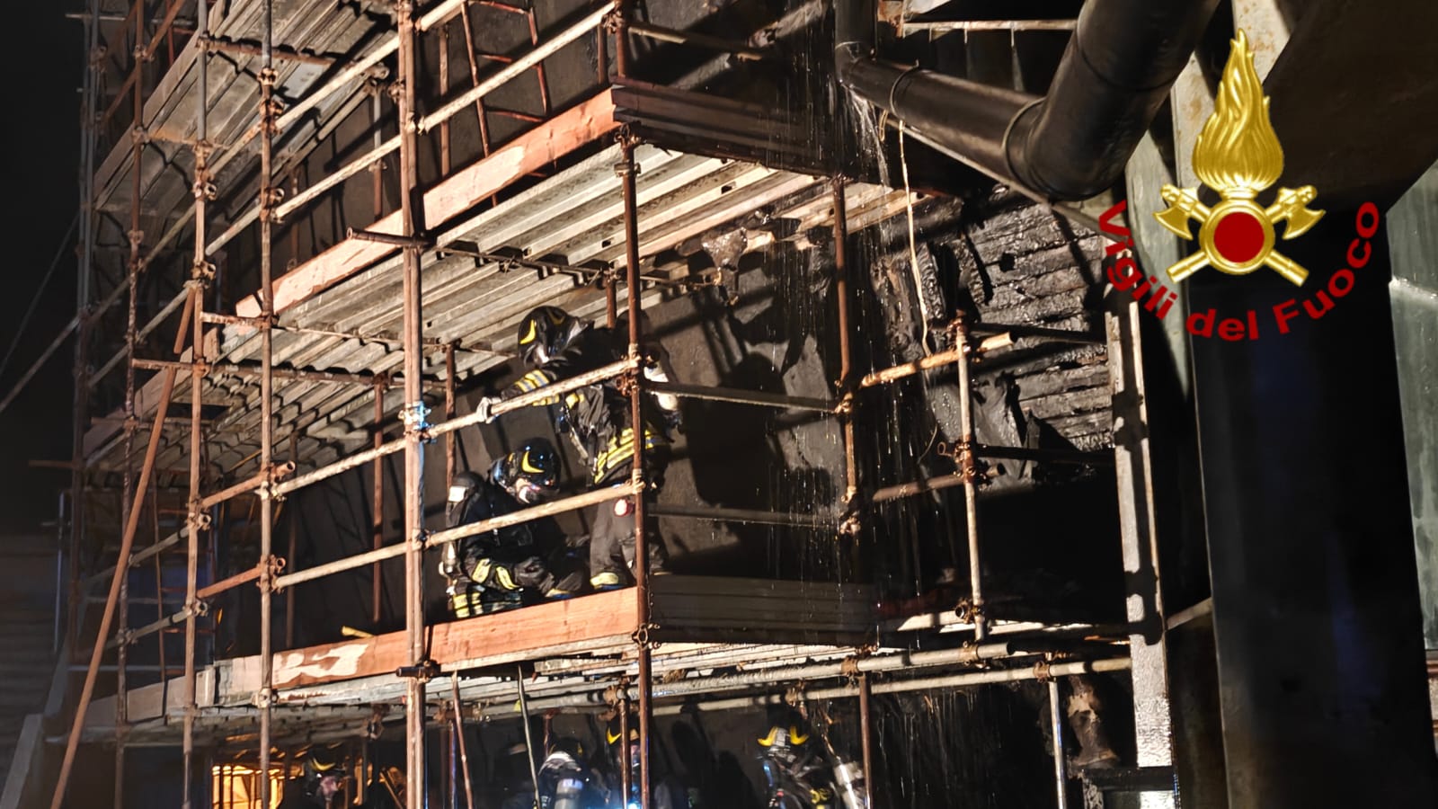 ULTIM’ORA – Incendio alle Ciminiere di Catania: Vigili del Fuoco in azione nel teatro del complesso fieristico