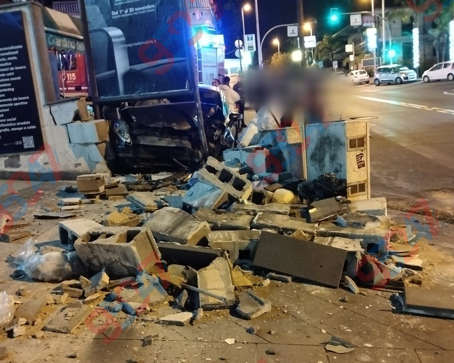 GRAVINA DI CATANIA. Auto si schianta contro un muro in via Gramsci: sul posto Carabinieri e Vigili del Fuoco