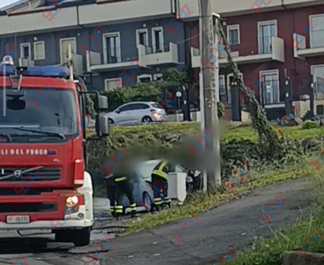 Paternò, Auto prende fuoco  in via Scala Vecchia, nessun ferito