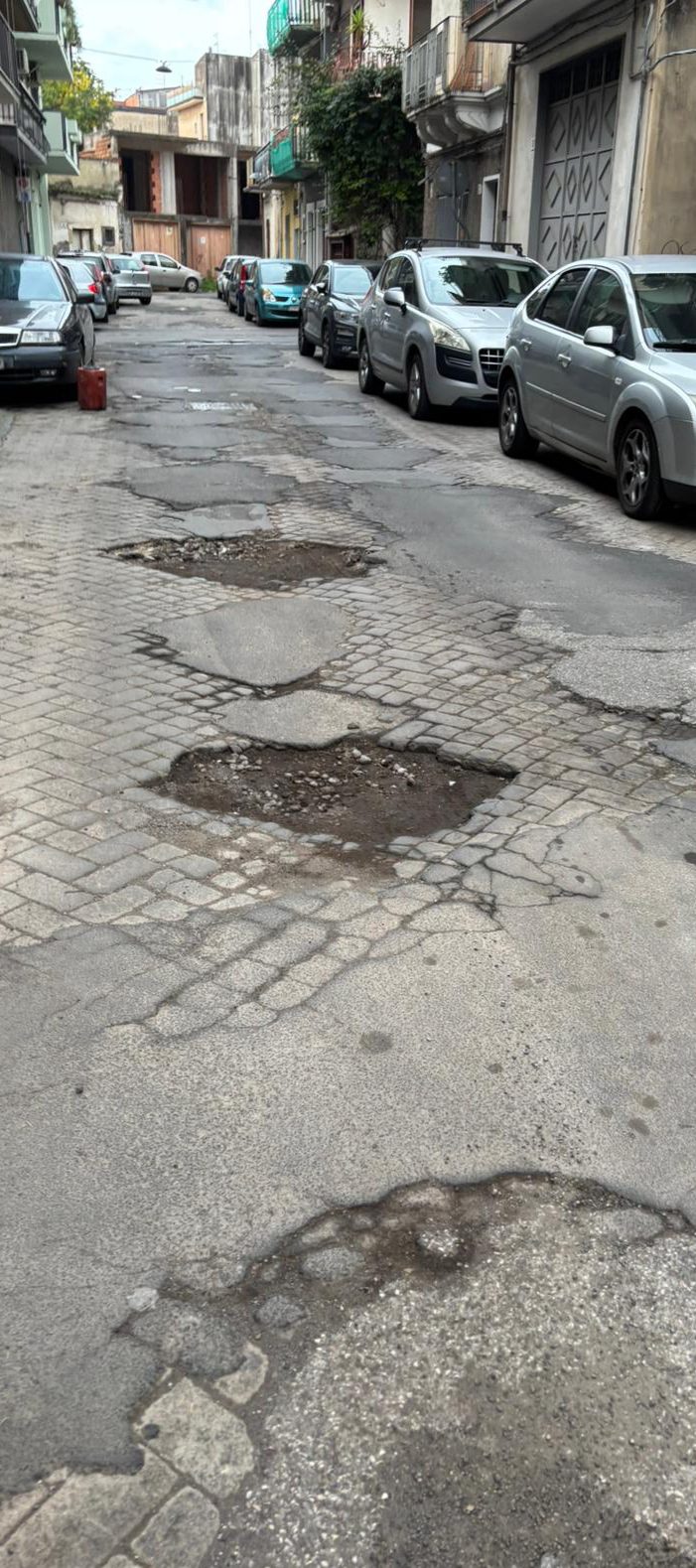 Paternò, segnalazione urgente: crepe e buche profonde in via Lepanto