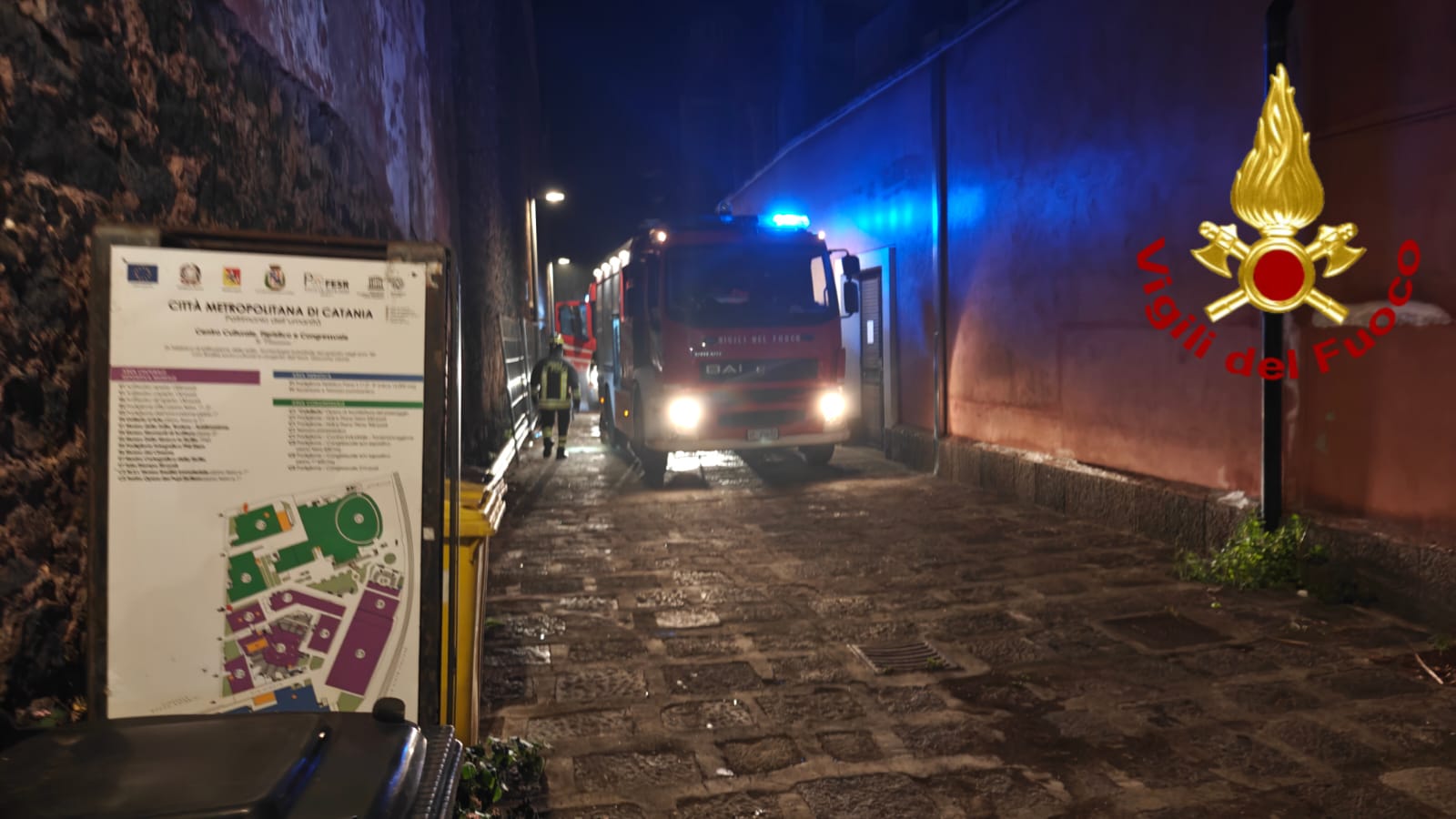 Catania, enorme incendio al complesso “Le Ciminiere”: fiamme e fumo visibili da tutta la città