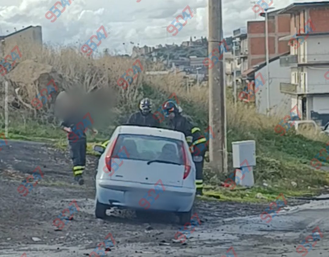Paternò, Auto prende fuoco  in via Scala Vecchia, nessun ferito