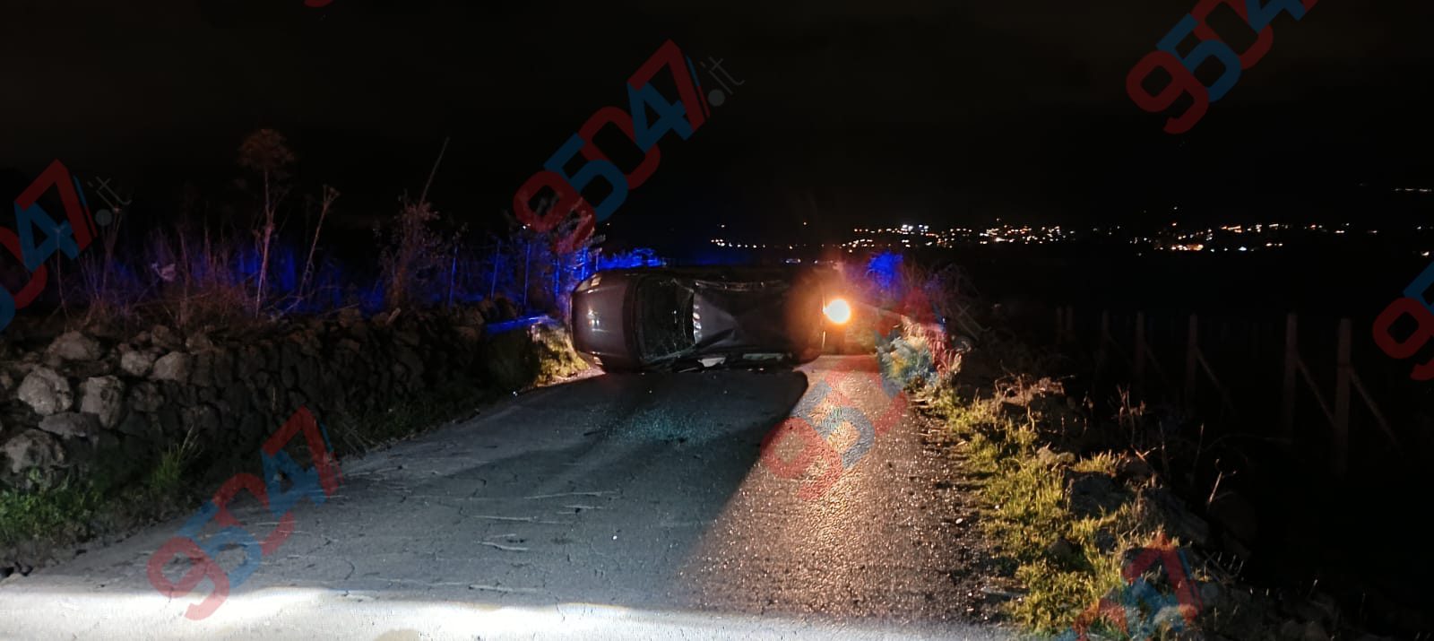 INCIDENTE SULLA PATERNO' RAGALNA AUTO SI CAPOVOLGE, SUL POSTO VIGILI DEL FUOCO E AMBULANZA