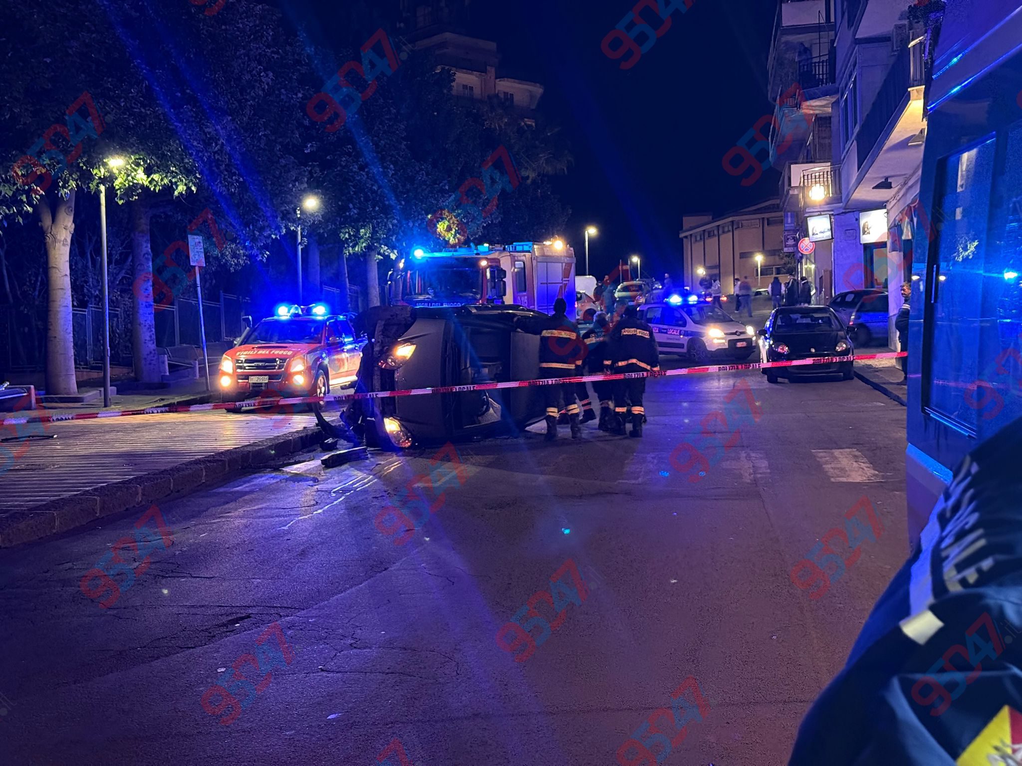 Paternò, auto si ribalta in via Santa Lucia: conducente ferito e strada chiusa