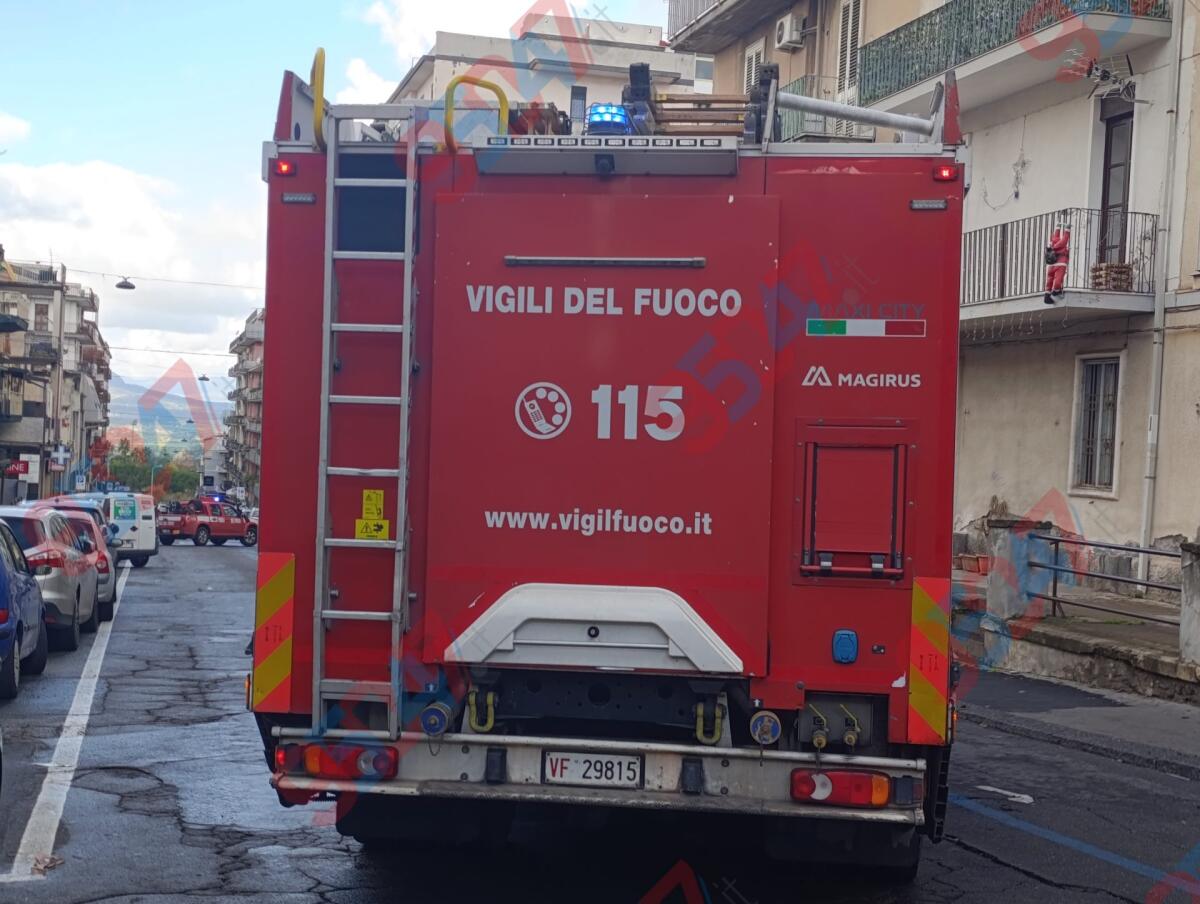 Allarme gas a Paternò: vigili del fuoco in azione, traffico chiuso in via Emanuele Bellia - 