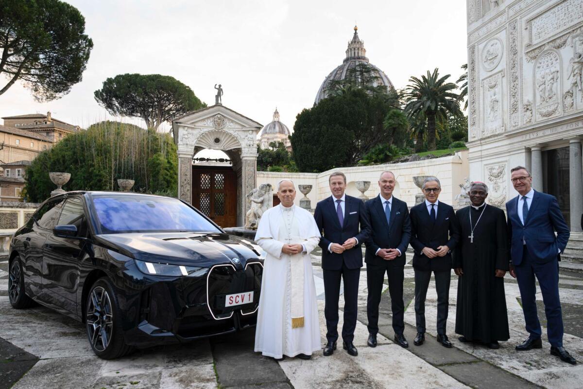 Papa Leone XIV riceve una BMW iX60: la cerimonia ufficiale in Vaticano - 