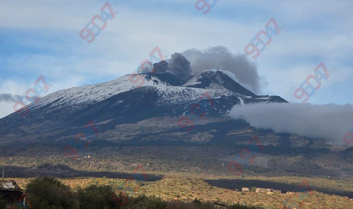 Etna, piccoli sbuffi scuri dalla cima: fenomeno lieve ma molto evidente - 