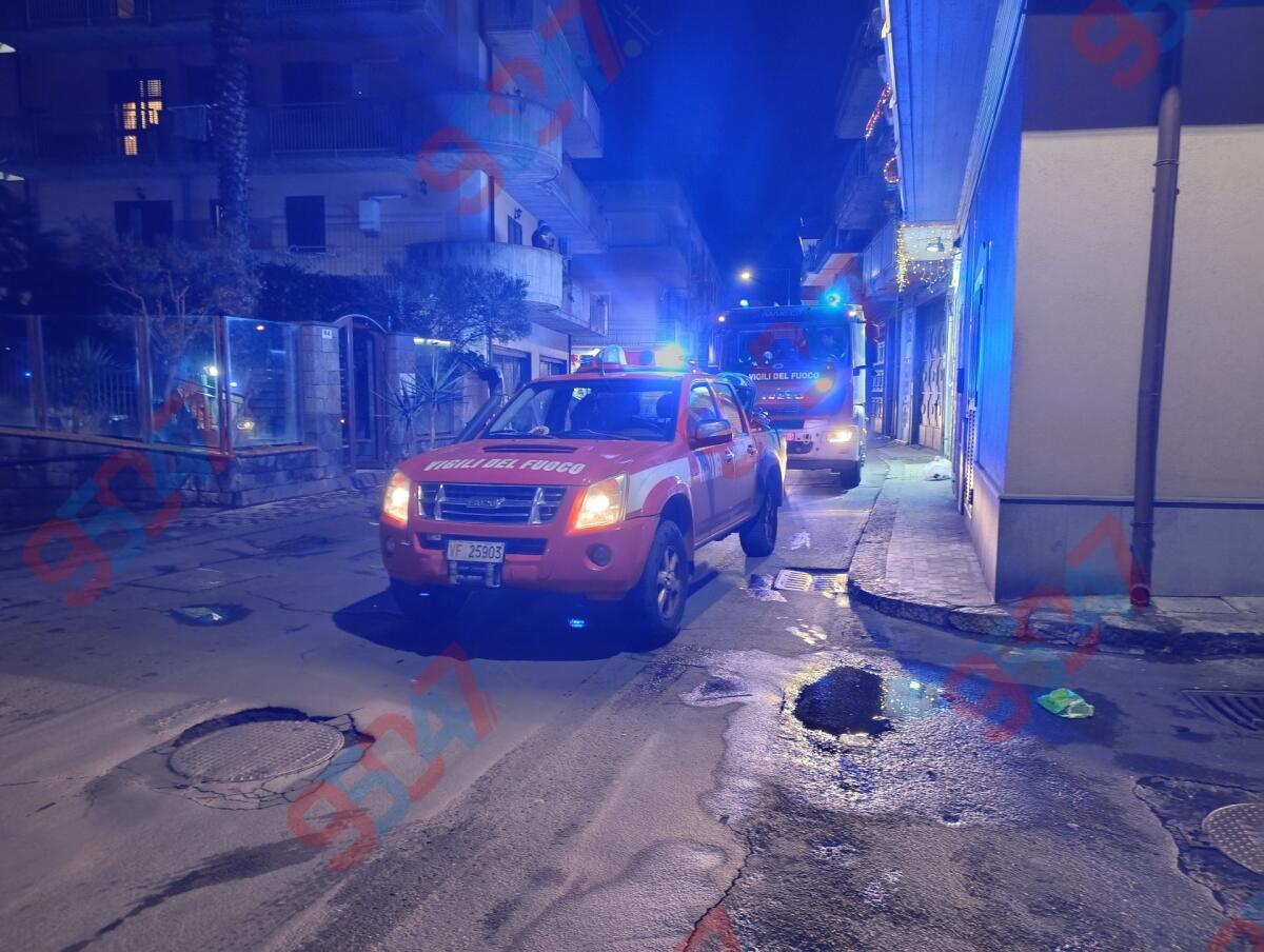 Paura a Paternò, principio di incendio in un condominio di via Libertà: vvf e carabinieri sul posto - 