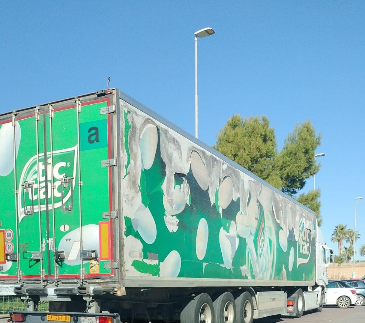 Momenti di paura a Comiso: tir finisce fuori strada, autista catanese grave. Possibile malore alla guida - 