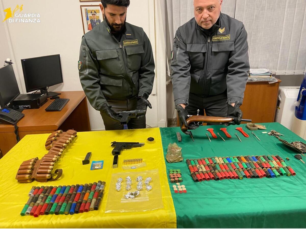 Catania, scoperto arsenale nel parco di Monte Po’: pistole cariche e munizioni - 