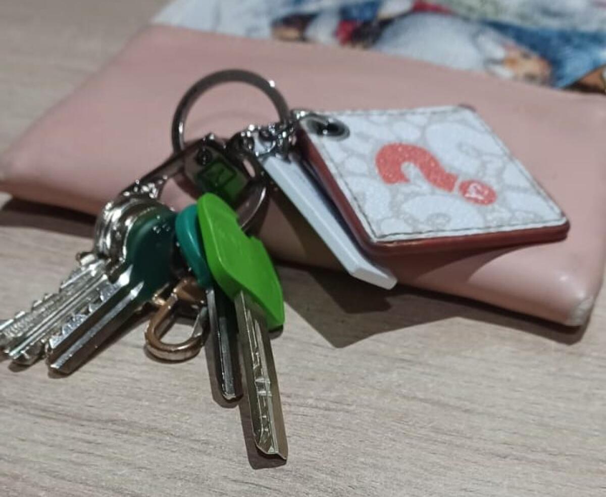 PATERNO'. Ritrovato borsellino con chiavi: all’interno i recapiti di chi l’ha trovato - 