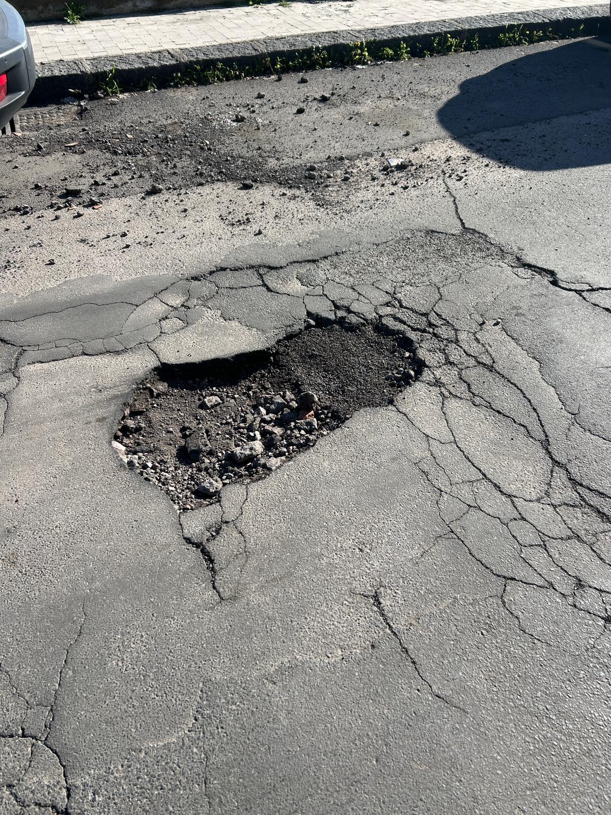 Pioggia e asfalto danneggiato: a Paternò aumentano buche e pericoli - 