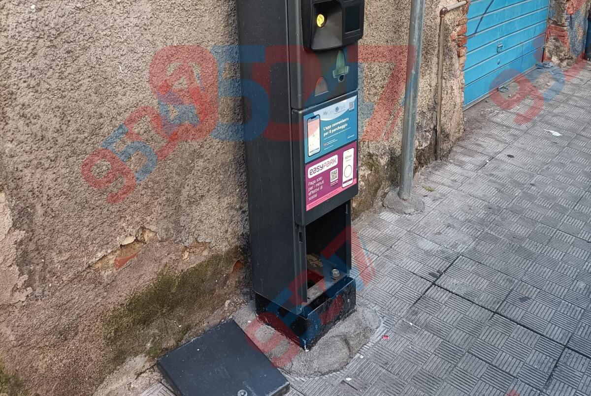 Paternò, nuovo atto vandalico in via Bellini: danneggiata una colonnina dei parcheggi - 