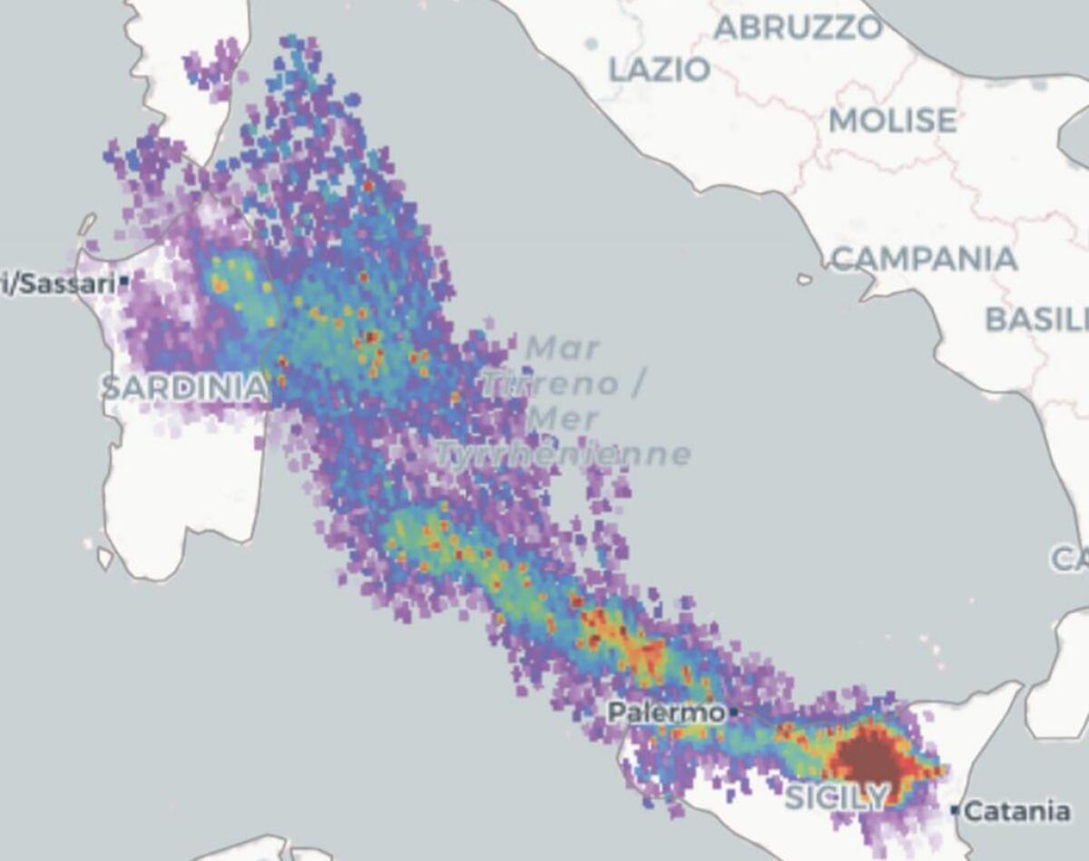 Etna, il pennacchio di gas visibile dallo spazio: la nube raggiunge Corsica e Sardegna - 