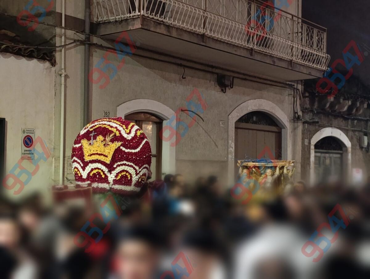Paternò, imprevisto alla festa di Santa Barbara 2025: la varetta dei panettieri si spezza durante la processione - 