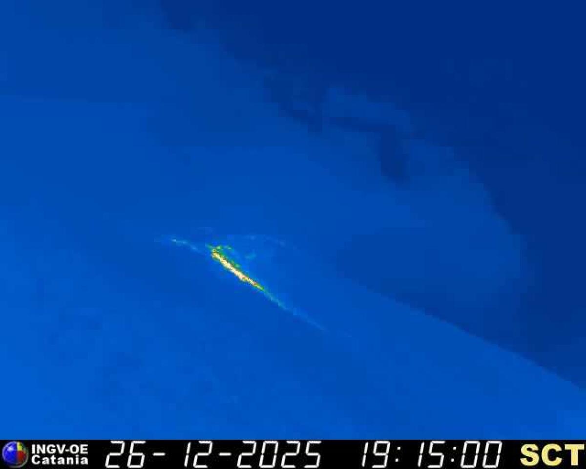 Vulcani siciliani in attività: Stromboli con trabocco lavico in corso , Etna a livello rosso - 