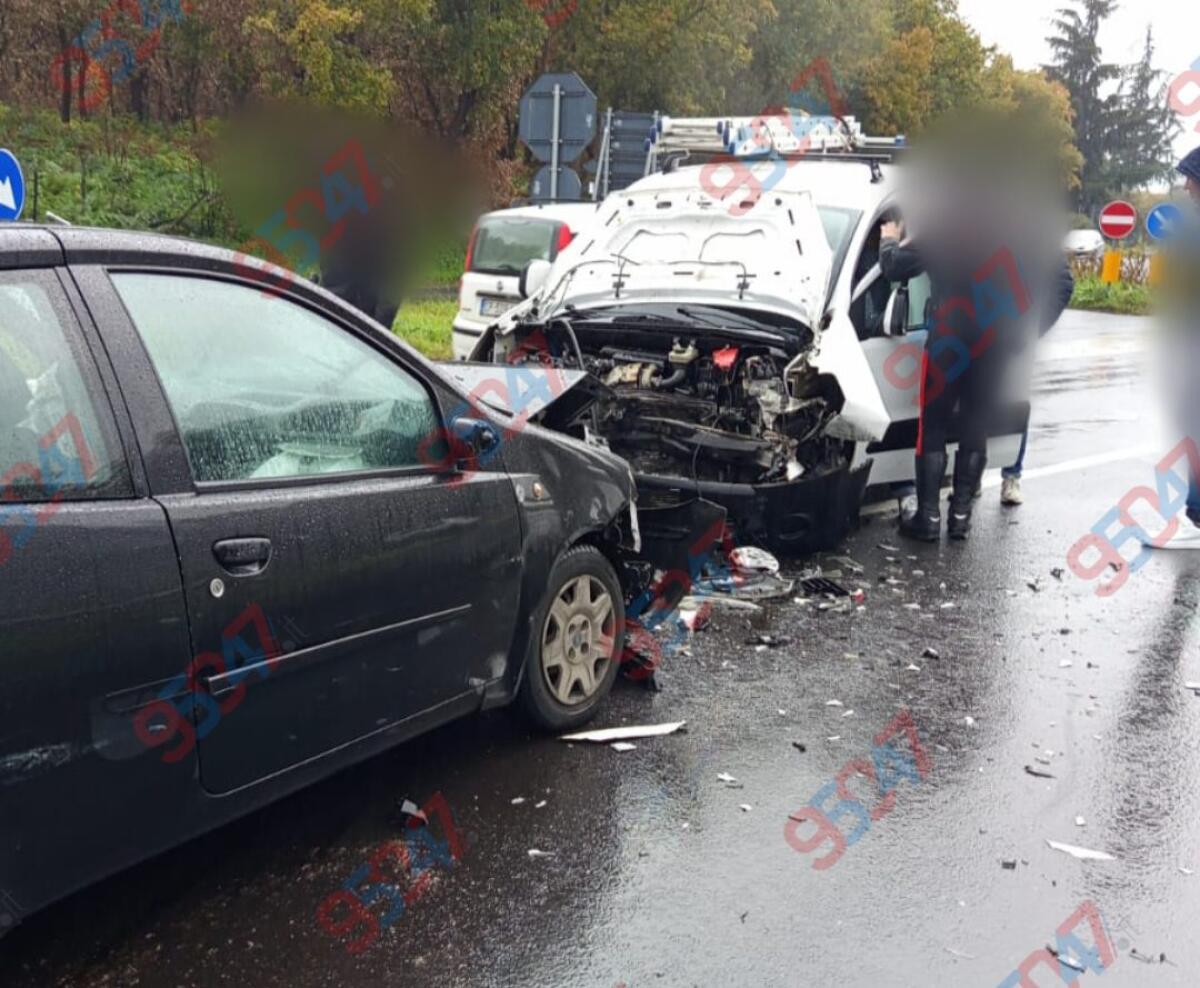 Paura a Randazzo: auto si scontrano frontalmente sulla SS120, due feriti - 