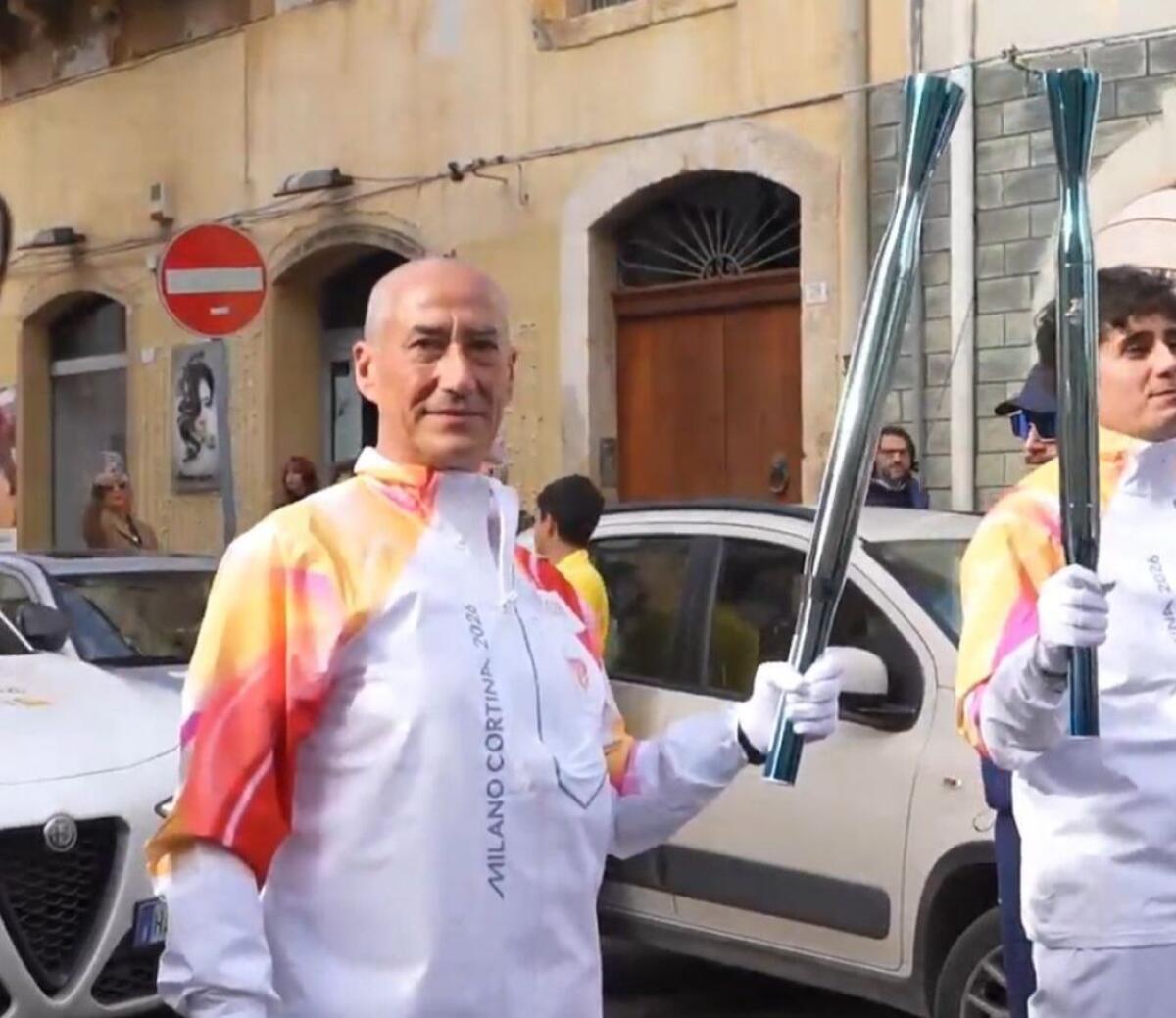 Fiaccola Olimpica verso Milano–Cortina 2026: il Paternese Carmelo Mirinnino tra i tedofori della tappa catanese - 