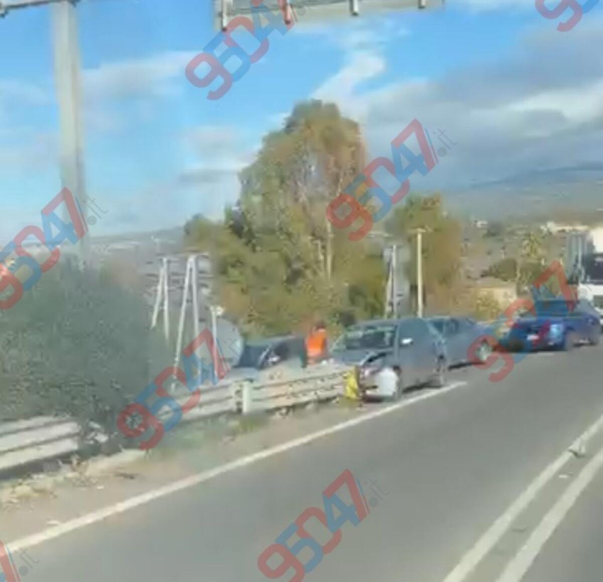 Incidente sulla SS 284: auto finisce contro il guard-rail all’uscita per Paternò - 
