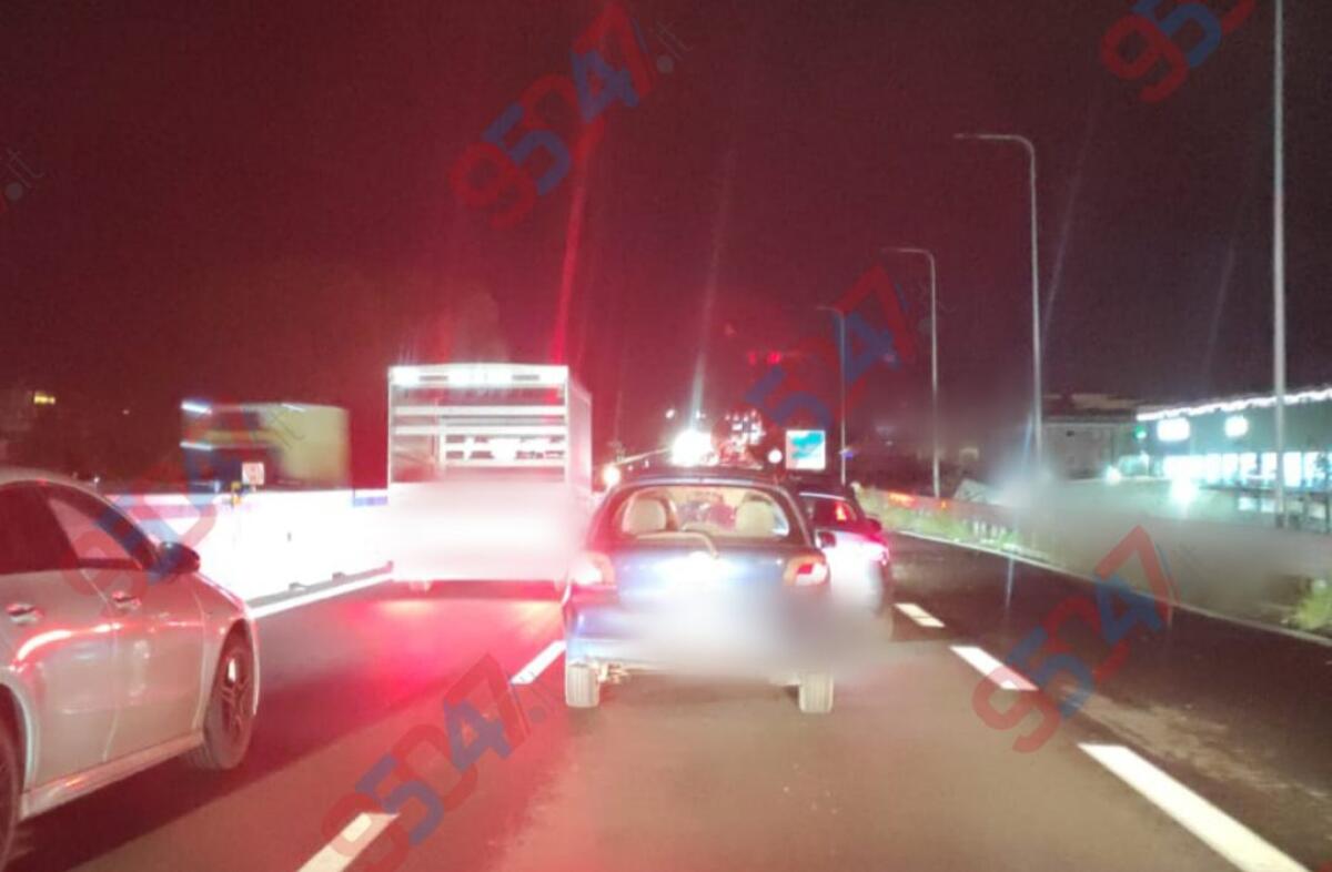 Traffico in tilt sulla SS 121: code e rallentamenti allo svincolo Valcorrente per gli acquisti di Natale - 