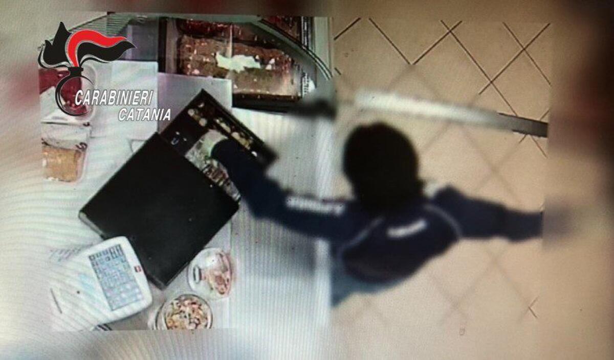 Paternò, rapine a “Acqua e Sapone” e in macelleria: due arrestati - 
