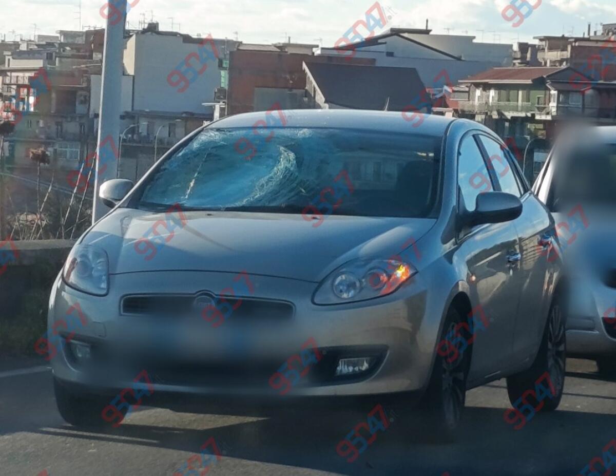 Paternò, lampione si stacca e cade su un’auto in corsa: vetro distrutto e traffico paralizzato - 