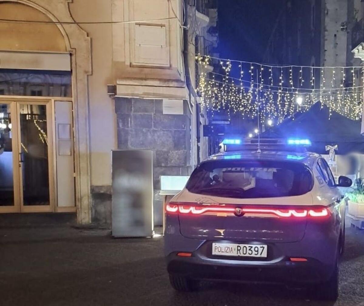 Catania, paura in via Etnea: auto finisce contro le protezioni del mercatino di Natale - 