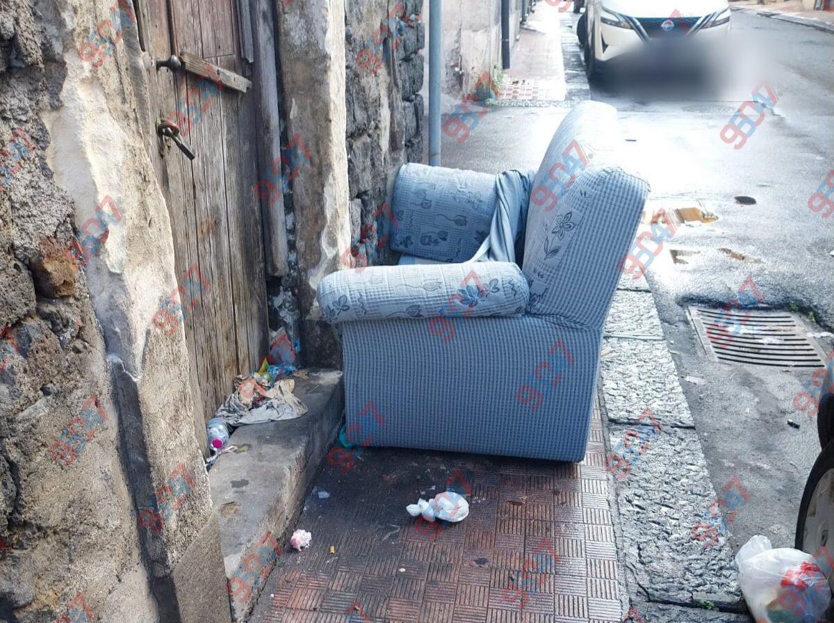 Paternò, divano “parcheggiato” sul marciapiede di via Fiume: disagi e proteste - 