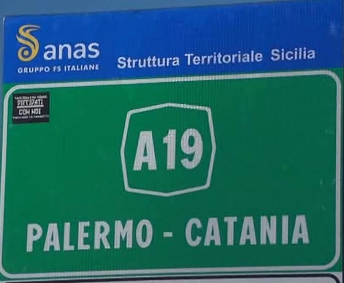 Paura sull’autostrada Catania–Palermo: furgone si schianta contro un camion allo svincolo di Motta Sant’Anastasia - 