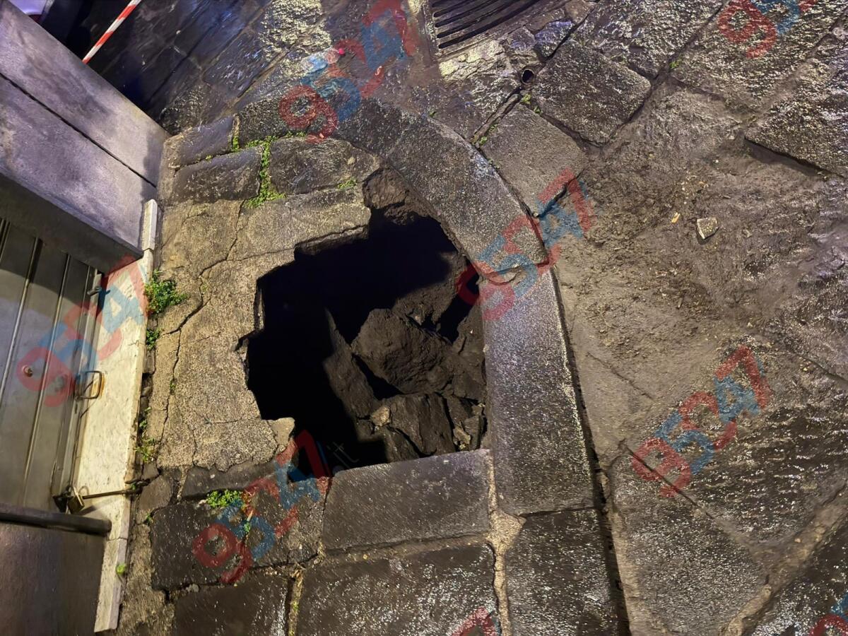 Adrano, improvvisa voragine in strada: area transennata e intervento dei Vigili del Fuoco - 