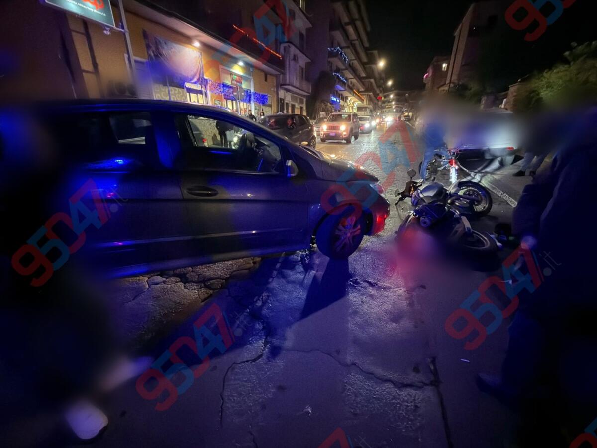 Grave incidente a Paternò: moto contro auto, due feriti - 