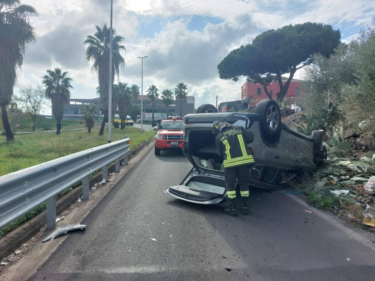 INCIDENTE SULLA SS121, AUTO SI RIBALTA NEI PRESSI DELLO SVINCOLO MOTTA SANT'ANASTASIA - 