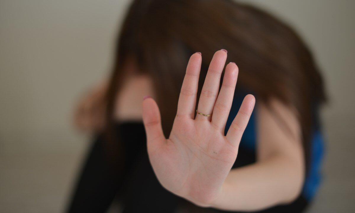 Catania, evade dai domiciliari e picchia la compagna: 39enne trovato nascosto nell’armadio e arrestato - 